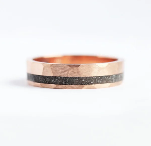 Capucinne Jean Hammered Black Spinel Inlay Wedding Band