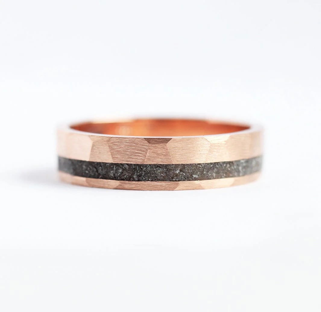 Capucinne Jean Hammered Black Spinel Inlay Wedding Band