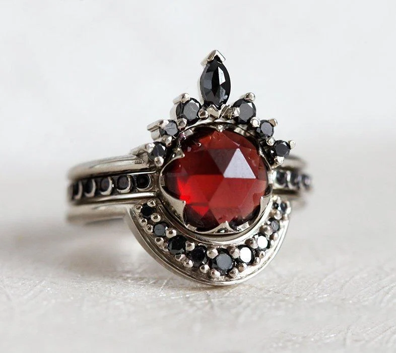Capucinne Red Moon Garnet Ring Set
