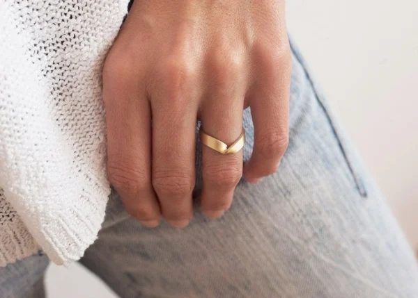 Capucinne Twisted Wedding Band