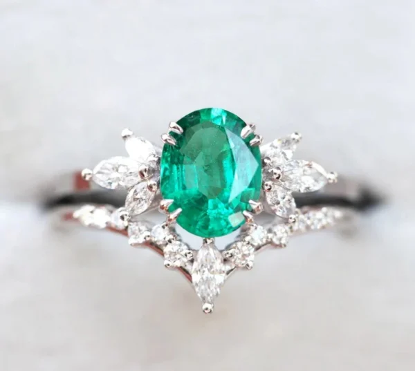 Vera Oval Emerald Ring Set