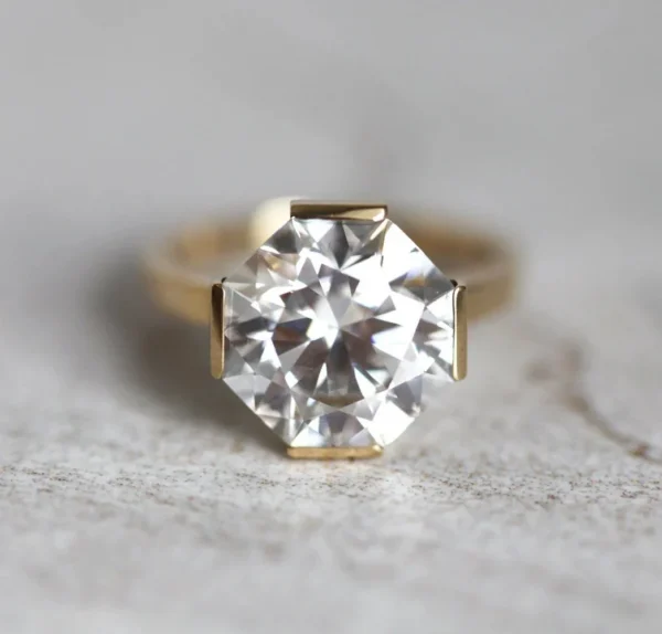 Capucinne Zeliha Moissanite Engagement Ring