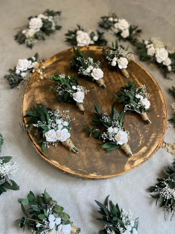 Green & White Boutonniere Alt